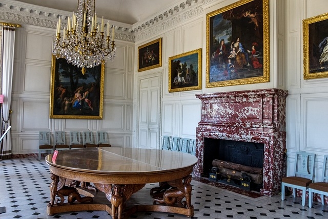 Cowhide-inspired floor coverings